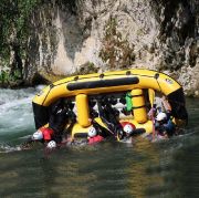 Ricerche senza sosta per Denise, caduta dal gommone sul fiume Lao. Ritrovato il caschetto