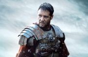 Russell Crowe conquista Catanzaro: al Teatro Politeama tutti pazzi per Il Gladiatore nella prima del suo tour