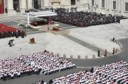 Un fiume di gente dà l'addio al Papa: funerali, corteo attraverso Roma, poi la tumulazione a Santa Maria Maggiore