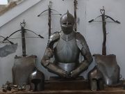 A castello Gallelli si apre la grande mostra di armi e armature: un viaggio appassionante tra storia, eroi e cavalieri