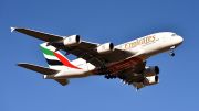 DRAMMA AD ALTA QUOTA SUL VOLO DUBAI-TEL AVIV: COPILOTA ACCOLTELLA IL COMANDANTE, L’AEREO PERDE QUOTA. STRAGE SVENTATA SUL FILO DI LANA