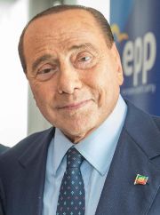 Berlusconi, un calabrese si fa un giorno di viaggio in bus per portargli l’acqua miracolosa